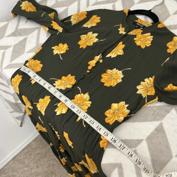 Madewell Button-Front Tier Dress in Fall Flowers size XS
Effie Floral Olive - Picture 11 of 12